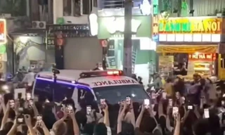 Chiếc xe cứu thương chở diễn viên đến sự kiện đang gây ồn ào