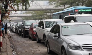 Xe chờ đăng kiểm cuối năm tại Hà Nội. Ảnh: Hoàng Mạnh Thắng