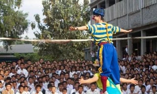 Các chú hề biểu diễn ở Myanmar 