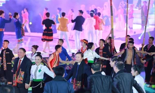 Phó Thủ tướng Trần Hồng Hà cùng tham gia điệu xoè Thái. Ảnh: Minh Khôi 