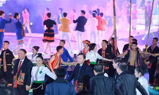Phó Thủ tướng Trần Hồng Hà cùng tham gia điệu xoè Thái. Ảnh: Minh Khôi 