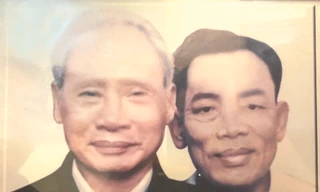 Ông Trịnh Hồng Thuận (phải) chụp ảnh lưu niệm cùng cố Thủ tướng Phạm Văn Đồng. Ảnh: tư liệu