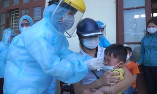 Xét nghiệmCOVID-19 cho trẻ em. Ảnh: Tuấn Dũng