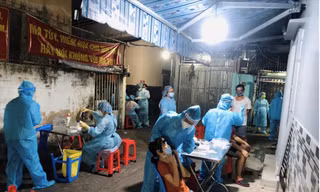 TPHCM quyết định giảm thu nhập cán bộ công chức để chi hỗ trợ động viên lực lượng tuyến đầu chống dịch