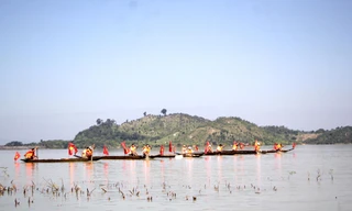 Các thanh niên trai tráng tranh tài ở hội đua thuyền trên sông Pô Cô 