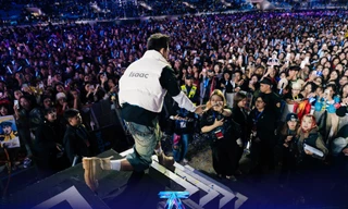 Khán giả cuồng nhiệt với các anh trai từ gameshow bước ra. Ảnh: Duy Phạm