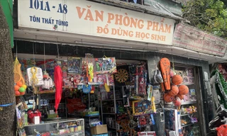 Một cửa hàng bán hàng trăm loại đồ chơi trước cổng Trường THCS Khương Thượng, quận Đống Đa (Hà Nội)