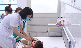 Bác sĩ chăm sóc bệnh nhi mắc bệnh tay chân miệng