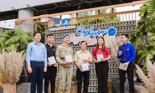 Bác sĩ Trần Mỹ Hòa, nguyên Giám đốc Bệnh viện Dã chiến cấp 2 (thứ 3 từ trái qua) kể về những ngày tháng hoạt động tại Nam Sudan đầy gian khổ, khắc nghiệt