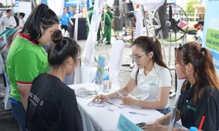 Hướng dẫn viên du lịch dạn dày kinh nghiệm được DN lữ hành săn đón (ảnh tại Công ty CP Truyền thông Du lịch Việt). Ảnh: U.P