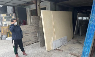 Cửa hàng đá to đùng nằm ở đường Lý Thường Kiệt (TP Ðồng Hới, tỉnh Quảng Bình) nhưng chỉ duy nhất chị Yến ở lại để trong coi