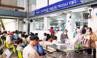 Nắng nóng tại Nam bộ khiến nhiều người cao tuổi đổ bệnh. Ảnh: Vân Sơn