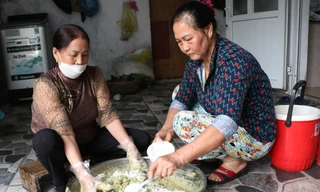 Cua dam sau khi lóng lấy nước, trứng gà lấy mỗi lòng đỏ, thịt nạc vai xay trộn với bột gạo khang dân và gia vị đã giã nhỏ trộn thành một hỗn hợp đặc sánh, dậy mùi