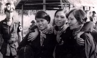 Nữ chiến sĩ Biệt động Chính Nghĩa (ở giữa) cùng các bạn tù chính trị nữ trong đợt trao trả tù binh cách mạng tại Lộc Ninh tháng 4/1974. Ảnh: NVCC