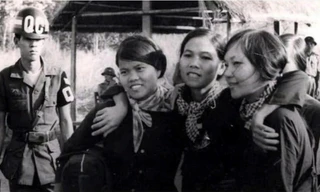 Nữ chiến sĩ Biệt động Chính Nghĩa (ở giữa) cùng các bạn tù chính trị nữ trong đợt trao trả tù binh cách mạng tại Lộc Ninh tháng 4/1974. Ảnh: NVCC