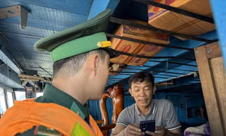 Cơ quan chức năng kiểm tra thiết bị giám sát hành trình khi tàu cá về bờ. Ảnh: NN