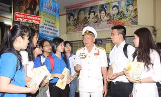 Anh hùng Nguyễn Văn Ðức kể về những lần vận chuyển vũ khí cho lớp trẻ hôm nay. Ảnh: SGGP