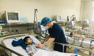 Bác sĩ Bệnh viện Nhi Trung ương chăm sóc bệnh nhi mắc viêm não