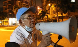 Sau bữa cơm tối, ông Nguyễn Văn Hoanh (tổ trưởng tổ 50, phường Mỹ An, quận Ngũ Hành Sơn) lại vác loa đi tuyên truyền khắp khu phố để nhắc nhở bà con tuân thủ “ai ở đâu ở yên đó”