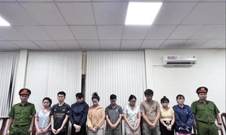 Loạt bị can là giám đốc, nhân viên thu hồi nợ của nhiều công ty cho vay tiền qua app bị bắt tạm giam. Ảnh: Công an cung cấp