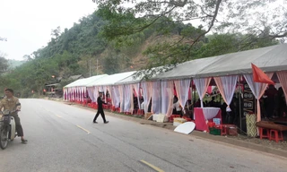 Một rạp cưới của người Khùa ngay sát Quốc lộ 12 A. Ảnh: Văn Chương 