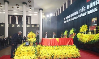 Chủ tịch Quốc hội Cuba Esteban Lazo Hernandez viếng Tổng Bí thư Nguyễn Phú Trọng ngày 25/7 tại Hà Nội. Ảnh: TTXVN