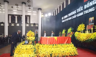 Chủ tịch Quốc hội Cuba Esteban Lazo Hernandez viếng Tổng Bí thư Nguyễn Phú Trọng ngày 25/7 tại Hà Nội. Ảnh: TTXVN