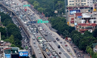 Xe tải chết máy gây ùn tắc kéo dài đường vành đai 3