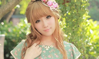 Ngọt ngào hương mùa hè với hoa xinh trên váy