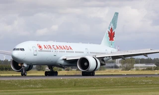 Nam hành khách bị thương nặng vì rơi từ máy bay xuống đất