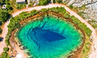 'Mắt rồng' lạ kỳ khiến du khách mê mệt