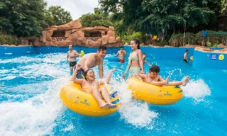 Nghỉ 5 ngày dịp 30/4-1/5: Doanh nghiệp vỡ òa, du khách vui sướng