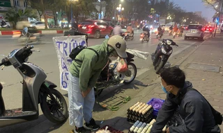 Trứng gà rẻ 'chưa từng có' bán đầy Hà Nội 