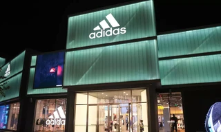 Adidas chao đảo sau khi cắt đứt quan hệ với một ca sĩ 