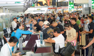 Hôm nay 94.000 người đổ về sân bay Nội Bài 