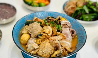 Khách Tây choáng ngợp 'ma trận gia vị' trong bún riêu Việt