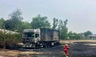 Xe container bốc cháy dữ dội kèm tiếng nổ lớn