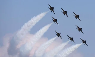 Không thể rời mắt khỏi màn nhào lộn của dàn máy bay