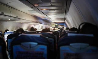 Vì sao máy bay phải giảm ánh sáng khi cất - hạ cánh?