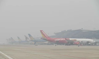 Gần 100 chuyến bay 'bất động' trong sương mù ở Nội Bài 