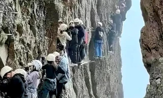 Kinh hoàng cảnh tượng du khách mắc kẹt trên vách núi ở Trung Quốc