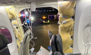 Ráo riết tìm bộ phận quan trọng của chiếc Boeing bị ‘xé toạc’ cửa khi đang bay