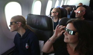 Đổ xô mua vé máy bay đi xem ‘bóng tối vô giá’