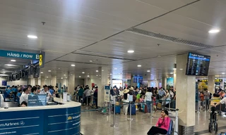Hết vé máy bay đi TPHCM sau Tết, nối chuyến mất gần 20 triệu đồng 