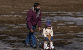 Cảnh tượng ‘lạ’ ở khu trượt tuyết nắng giữa mùa đông
