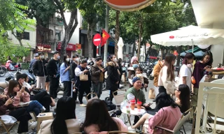 Lý do nhiều người bỏ công bỏ việc để xếp hàng 'đu trend'