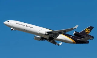 Máy bay UPS bị mất lái khi vừa cất cánh 