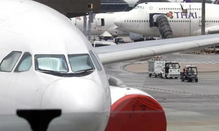 Nam hành khách bất ngờ mở cửa thoát hiểm vì bị ảo giác 