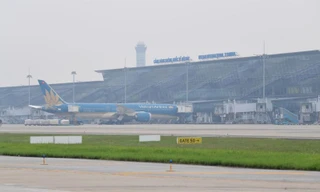 Hà Nội mây mù dày đặc, các chuyến bay cất - hạ cánh thế nào?