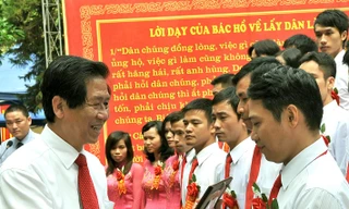 Tổng Giám đốc Nguyễn Đoàn Thăng trao giải tập thể xuất sắc